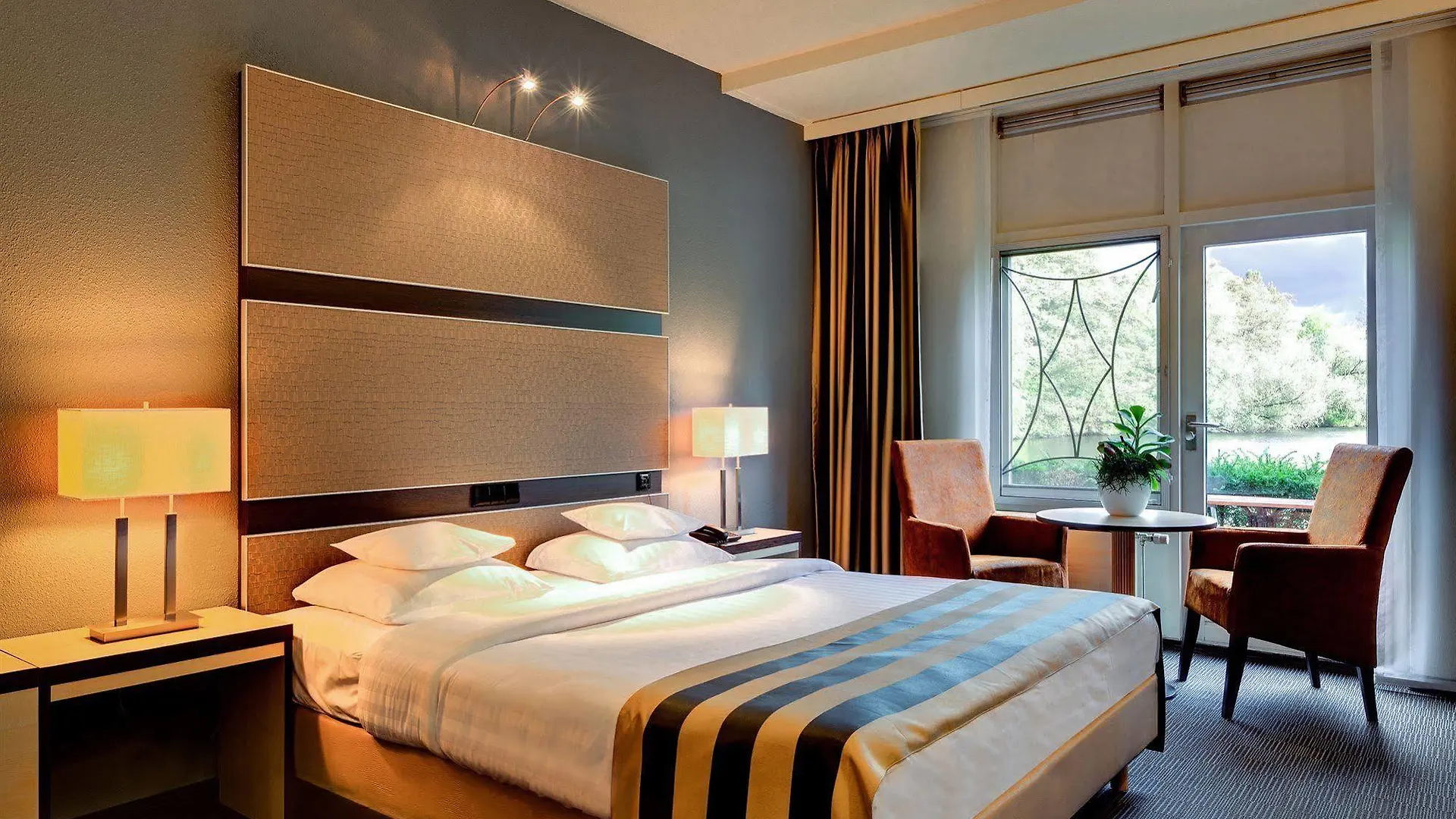 Hotel Mitland Utrecht 4*,